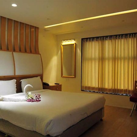 Grand Nakshatra Hotel Ānand Buitenkant foto