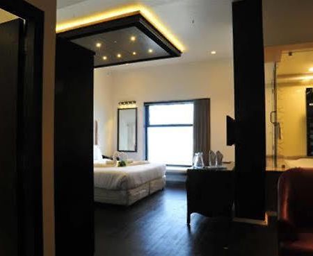 Grand Nakshatra Hotel Ānand Buitenkant foto