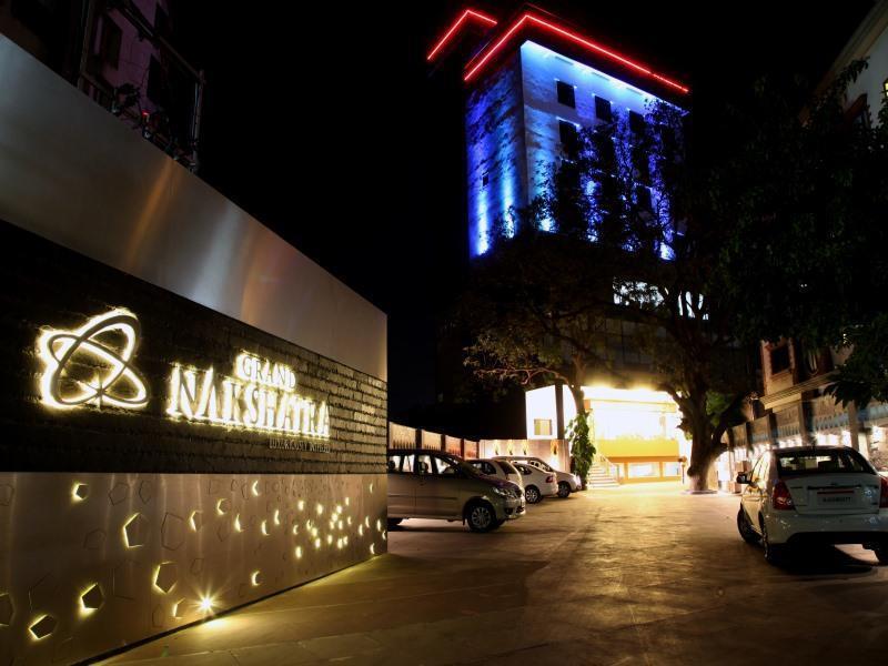 Grand Nakshatra Hotel Ānand Buitenkant foto