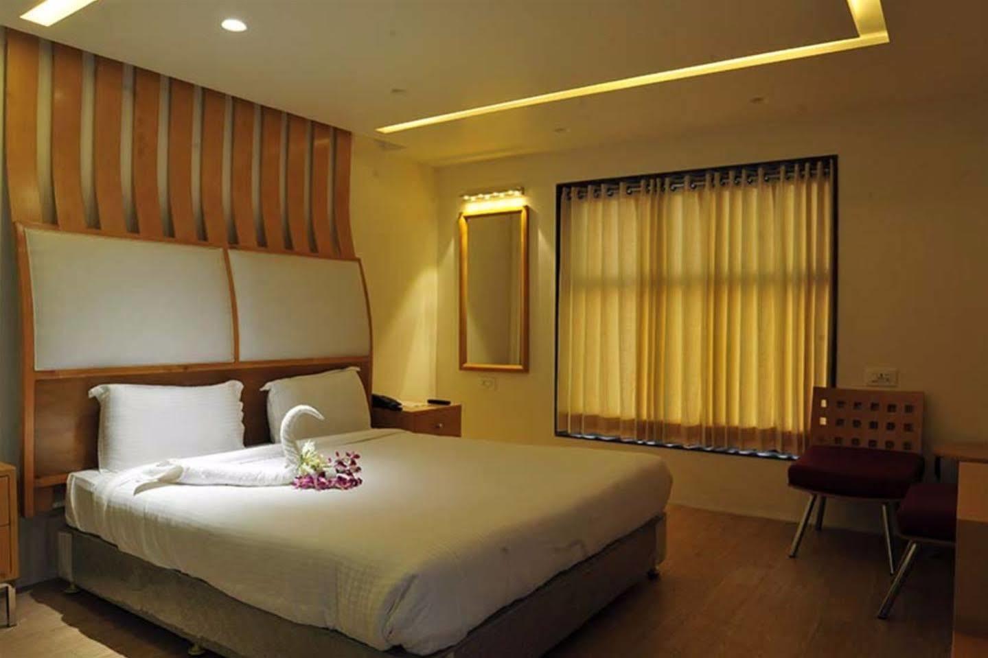 Grand Nakshatra Hotel Ānand Buitenkant foto