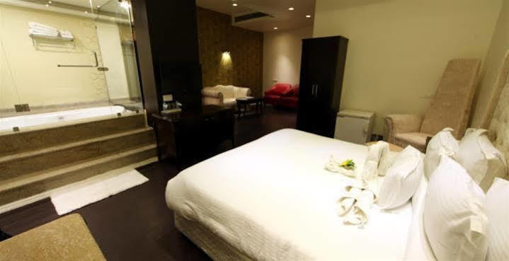 Grand Nakshatra Hotel Ānand Buitenkant foto